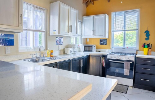 Antoneys Cay Apartment | Steps to beach in Half Moon Bay- West End STARLINK wifi