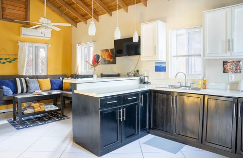 Antoneys Cay Apartment | Steps to beach in Half Moon Bay- West End STARLINK wifi