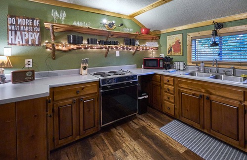 Pigeon Forge House | Steps to the Parkway w/Hottub - Walk to Attractions