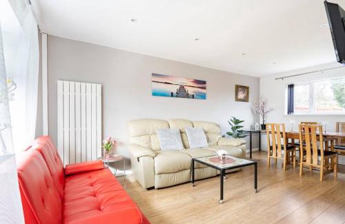 Shephall House | Stevenage Contractors x8 New 3 bedroom House Free Wifi, Parking, Towels all inclusive & Large Garden