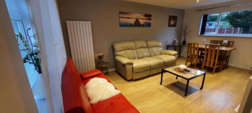 Shephall House | Stevenage Contractors x8 New 3 bedroom House Free Wifi, Parking, Towels all inclusive & Large Garden