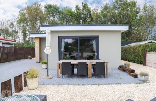 Baarland House | Stijlvol ingerichte bungalow in Baarland