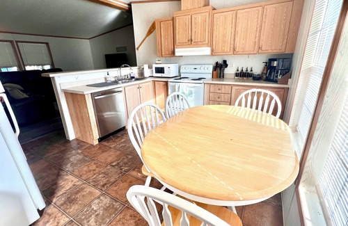 Saxton House | Still Waters - Charming 3-bedroom 2-bath house with AC in Saxton