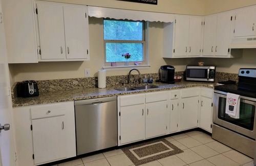 Collegedale House | Stock Cottage Cozy 2 BR, 2 Bath House next to Biology Trails and SAU