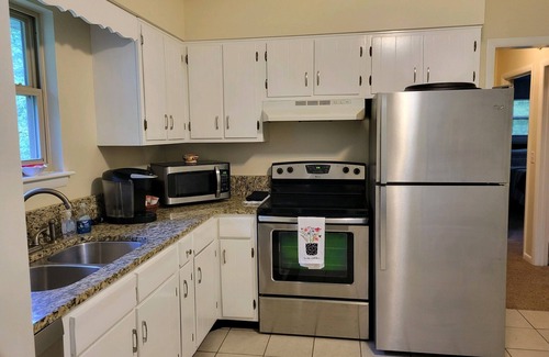 Collegedale House | Stock Cottage Cozy 2 BR, 2 Bath House next to Biology Trails and SAU