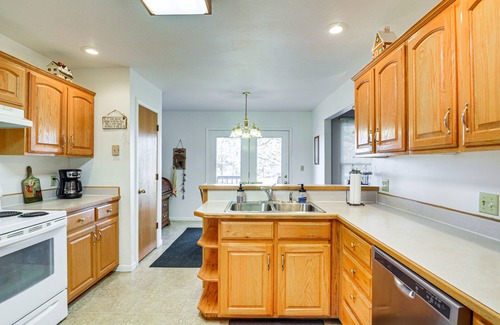 Stockton House | Stockton Home w/Deck & Gas Grill ~ 1 Mi to Lake!