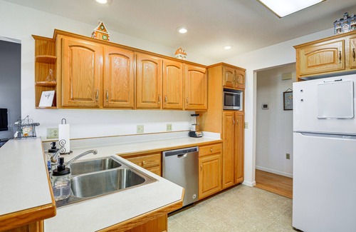 Stockton House | Stockton Home w/Deck & Gas Grill ~ 1 Mi to Lake!