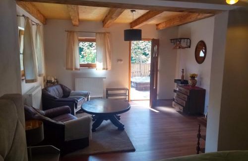 Karlstejn Apartment | Stodola-soukromý apartmán pro dva s venkovní vířivkou
