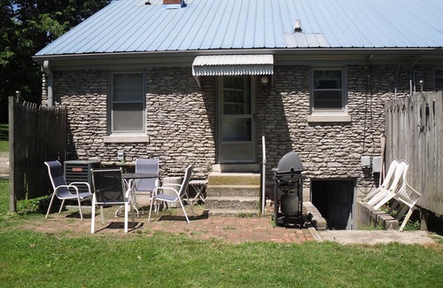 Lexington House | Stone Cottage @ Calumet Spring On 4 Beautiful Acres Of Kentucky Bluegrass!
