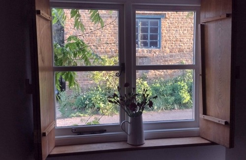 Banbury Cottage | Stone cottage with garden and summer house on Cotswolds border