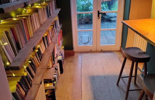 Banbury Cottage | Stone cottage with garden and summer house on Cotswolds border