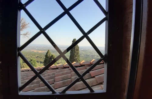 Vitolini House | stone farmhouse immersed in an olive grove owned