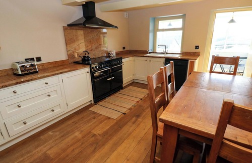 Holmfirth Cottage | STONE & FLEECE COTTAGE, pet friendly in Holmbridge