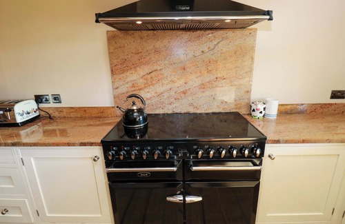 Holmfirth Cottage | STONE & FLEECE COTTAGE, pet friendly in Holmbridge