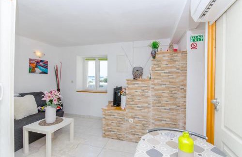 Split Apartment | Stone Rose in Center