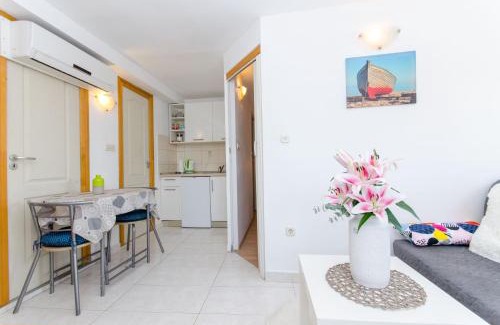 Split Apartment | Stone Rose in Center