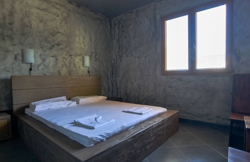 Zeljeznica Apartment | Stone Studio Flat 10 min to Beach in Bar