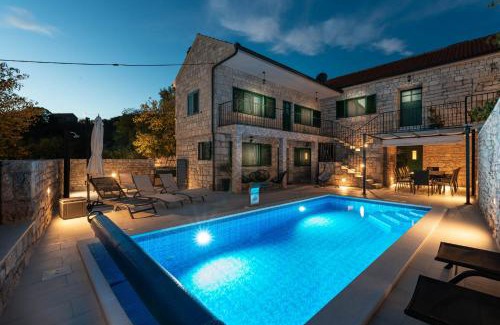 Lisane Ostrovicke Villa | Stone villa Didovi Snovi with heated pool