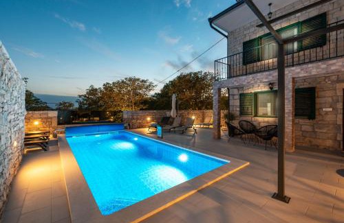 Lisane Ostrovicke Villa | Stone villa Didovi Snovi with heated pool