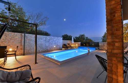 Lisane Ostrovicke Villa | Stone villa Didovi Snovi with heated pool