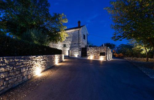 Lisane Ostrovicke Villa | Stone villa Didovi Snovi with heated pool
