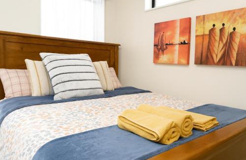 Rolleston House | Stonebrook Haven - stylish suite near airport with Pvt Bath and free Parking