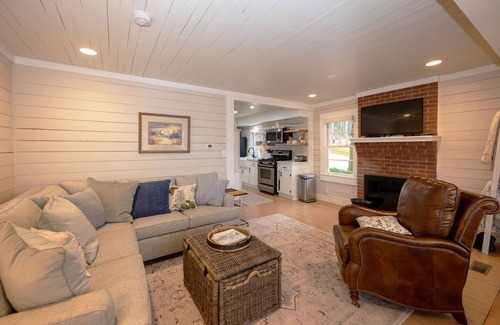 Tiger Cottage | Stonewall Creek Vineyards- Ruthie's Yellow House