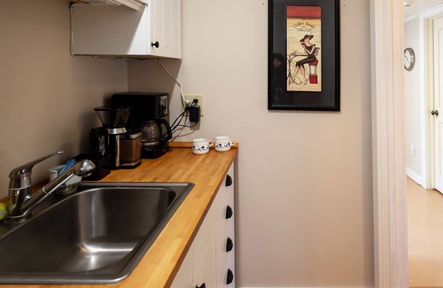 Tiger Cottage | Stonewall Creek Vineyards- Ruthie's Yellow House