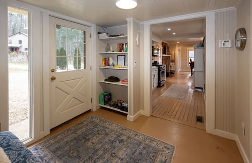 Tiger Cottage | Stonewall Creek Vineyards- Ruthie's Yellow House