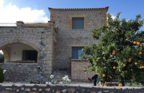 Stoupa Villa | Stort gresk stenhus med svømmebasseng og romslige uteområder.