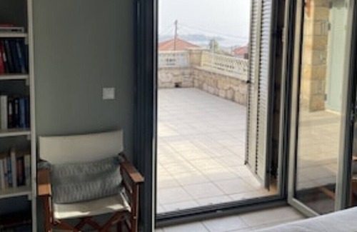 Stoupa Villa | Stort gresk stenhus med svømmebasseng og romslige uteområder.