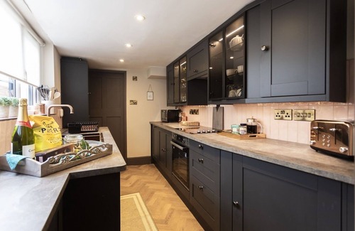 Stratford-upon-Avon House | Stratford - beautiful luxe townhouse stay, 5 mins stroll to town, free parking