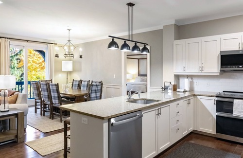 Stratton Mountain Condo | Stratton base condo w/pool & hot tub