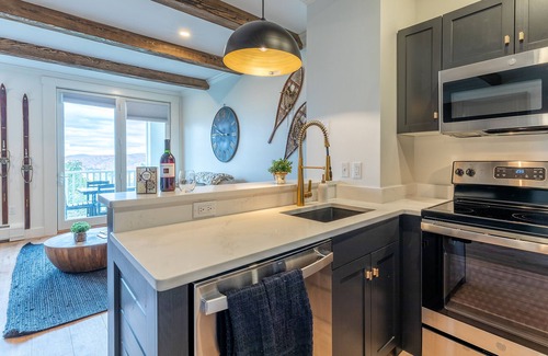 Stratton Mountain Condo | Stratton Mtn Studio | Renovated | Walk to Lifts