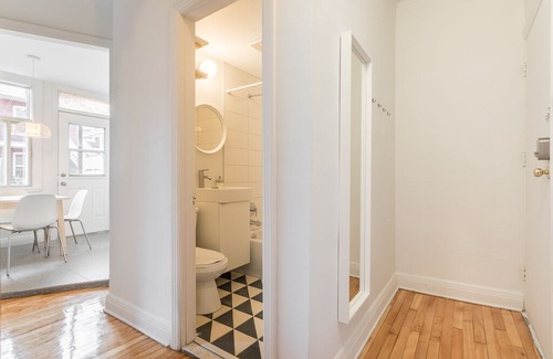 De Lorimier Apartment | Strawberry Stays! Secret to sweet dreams!