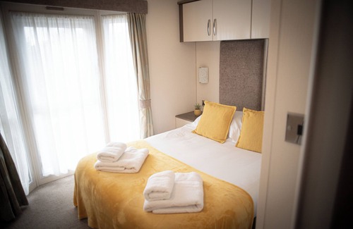 Felton Cabin | STRAWBERRY FIELDS Luxury Lodge with indulgent private Hot-Tub. Pet - Friendly!