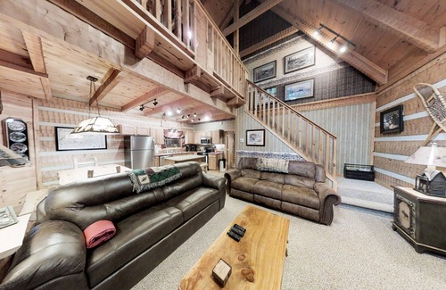 Gatlinburg - Pigeon Forge Cabin | Streamsong Secluded Creek View Cabin with Hot Tub and Pool Table