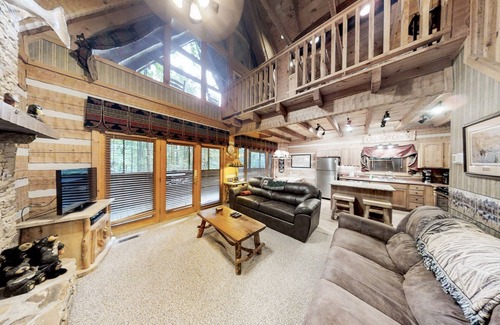 Gatlinburg - Pigeon Forge Cabin | Streamsong Secluded Creek View Cabin with Hot Tub and Pool Table