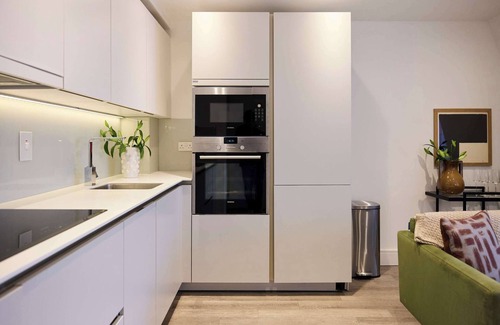 Streatham Hill Apartment | Streatham Hill Modern Flat with Balcony