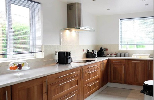 Bramcote House | Strelley House 4 - free parking, WiFi , Netflix, Family & Contractor friendly