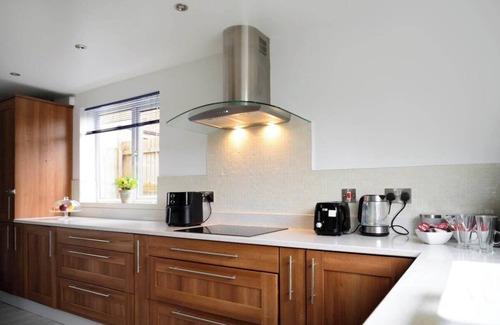 Bramcote House | Strelley House 4 - free parking, WiFi , Netflix, Family & Contractor friendly