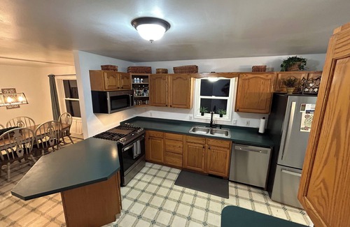 Leeds House | Stretch and Space Out on 40 Acres