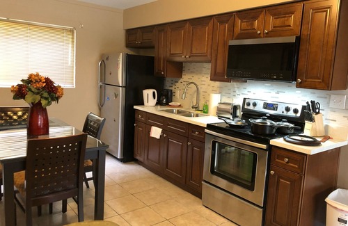 Beverly Green Apartment | STRIP 2BR Condo LVCC pet-Friendly Free-wifi SemaShow-1mile! Formula1 Christmas25