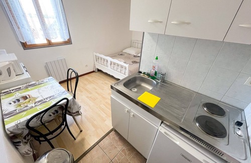 Saint-Martin-en-Campagne Apartment | Studio-Standard-Ensuite with Shower-Courtyard view