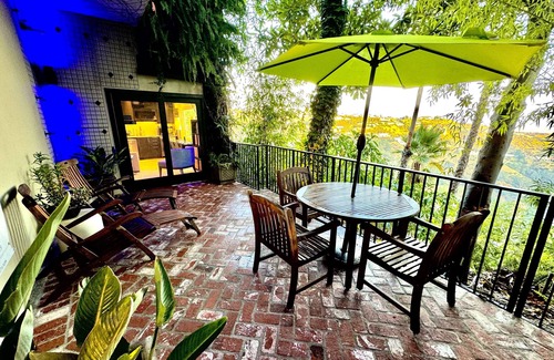 Hollywood Hills West Apartment | STUDIO 1080 HOLLYWOOD - Unobstructed Jetliner Views of Downtown Los Angeles