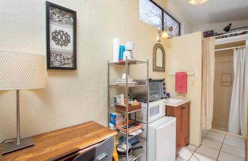 Feldman's Cottage | Studio 5 Blocks To 4th, 7 to UA. Please be sure to read details :)