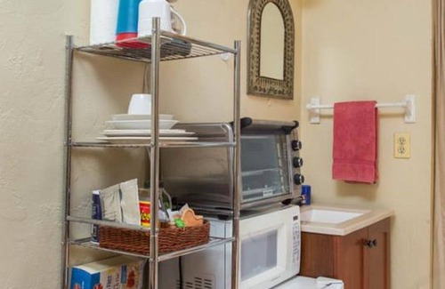 Feldman's Cottage | Studio 5 Blocks To 4th, 7 to UA. Please be sure to read details :)