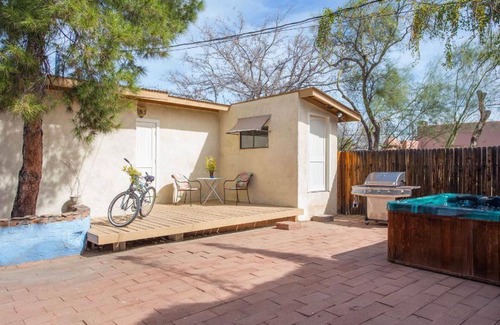 Feldman's Cottage | Studio 5 Blocks To 4th, 7 to UA. Please be sure to read details :)