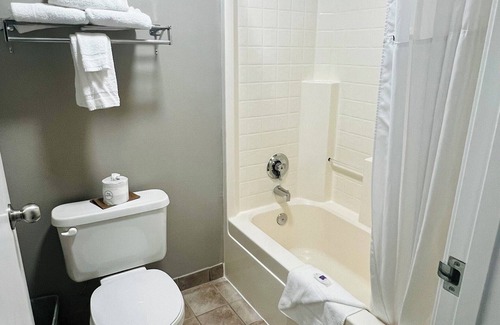 West Portland Park Hotel | Studio 6 Suites Portland OR- I-5 OHSU