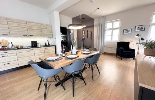 Kleinwelka Apartment | Studio Alte Mädchenschule, Sauna, 6 Personen, Hund, am Saurierpark, Boxsprinbetten, gratis Kaffee und Tee, Minibar